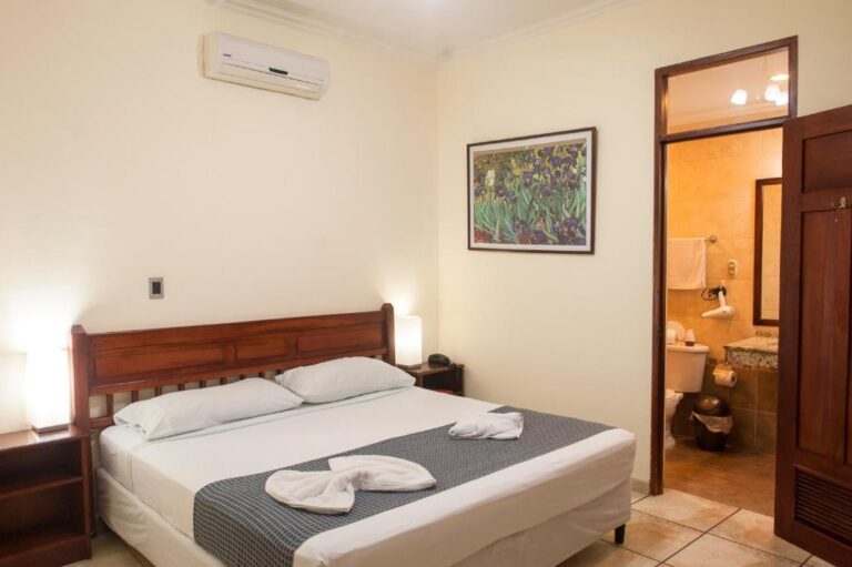 Cama matrimonil y bano del almirante 768x511