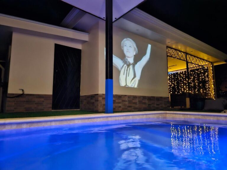 Piscina en la noche 768x576